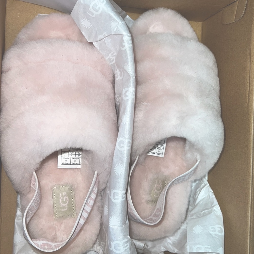 WORN TWICE UGG BABY PINK SLIPPERS